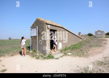 Tarquinia, Italien - 18 september 2020: Tourist, der nach dem Besuch kommt aus einem etruskischen Grab in der Nekropole von Tarquinia Stockfoto