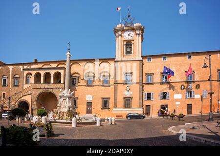 Tarquinia, Italien - 18. september 2020: Brunnen und Rathaus auf dem Platz von Tarquinia (Italien) Stockfoto