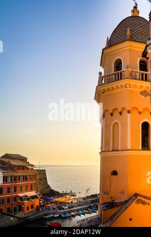 Verticul Schnittansicht des Vernazza Hafens mit Santa Margherita di Antiochia Glockenturm im Vordergrund Stockfoto