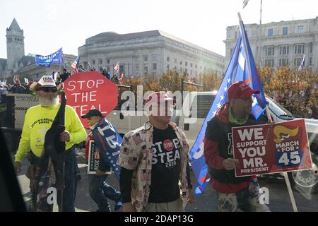 Sterling, Usa. November 2020. Präsident Donald Trumps Autokolonne reist am Samstag, den 14. November 2020, durch Unterstützer in Washington, DC, während er zum Trump National Golf Club reist. Trump-Anhänger versammelten sich in der Hauptstadt des Landes, als er sich weigerte, die Wahl einzuräumen, die er an den designierten Präsidenten Joe Biden verloren hat. Foto von Chris Kleponis/UPI Kredit: UPI/Alamy Live News Stockfoto