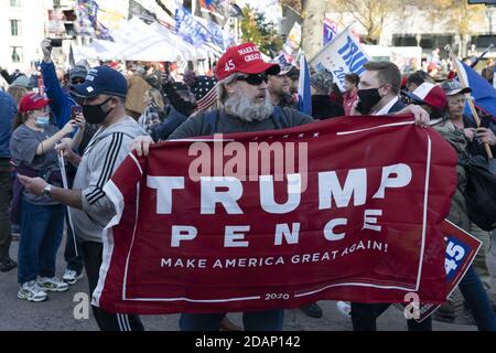 Sterling, Usa. November 2020. Präsident Donald Trumps Autokolonne reist am Samstag, den 14. November 2020, durch Unterstützer in Washington, DC, während er zum Trump National Golf Club reist. Trump-Anhänger versammelten sich in der Hauptstadt des Landes, als er sich weigerte, die Wahl einzuräumen, die er an den designierten Präsidenten Joe Biden verloren hat. Foto von Chris Kleponis/UPI Kredit: UPI/Alamy Live News Stockfoto