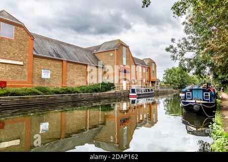 Anlegeplatz für Tesco Superstore Lastkähne und Hausboote Kunden auf dem Grand Union Canal in Rickmansworth, Colne Valley, Großbritannien Stockfoto