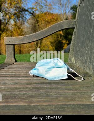 Verschmutzung der Natur mit verlassenen chirurgischen Maske. Stockfoto