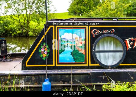 Rosen & Schlösser Volkskunst Dekoration auf einem Lastkahn Tür entlang der Grand Union Canal, Colne Valley, Großbritannien Stockfoto