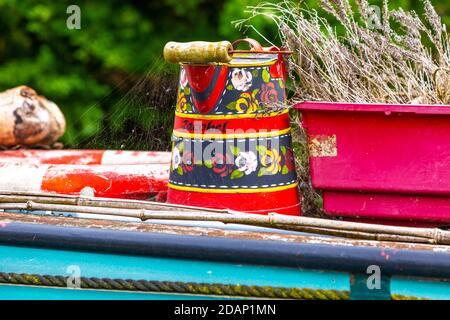 Eimer auf einem naoorboat gemalt in der Folk Rosen & Schlösser Stil, Grand Union Canal, Colne Valley, Großbritannien Stockfoto