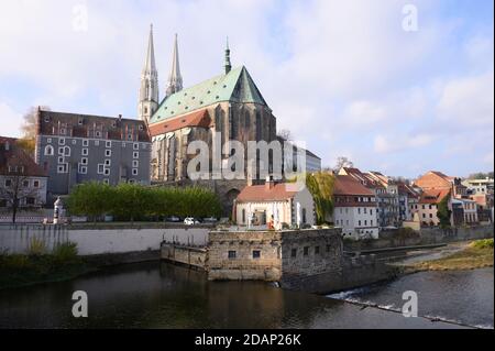 13. November 2020, Sachsen, Görlitz: Blick über die Neiße zur Pfarrkirche St. Peter und Paul. Es ist wahrscheinlich die älteste Kirche der Stadt, die aus einer frühen Burgkirche aus dem 11. Jahrhundert stammt. Das Gebäude, auch Peterskirche genannt, wurde in der Gotik ab 1423 zu einer mächtigen fünfschiffigen Hallenkirche umgebaut. Die Görlitz Peterskirche ist die größte und älteste Kirche dieser Art in Sachsen und wurde zum Vorbild für alle späteren Einrichtungen. Foto: Sebastian Kahnert/dpa-Zentralbild/ZB Stockfoto