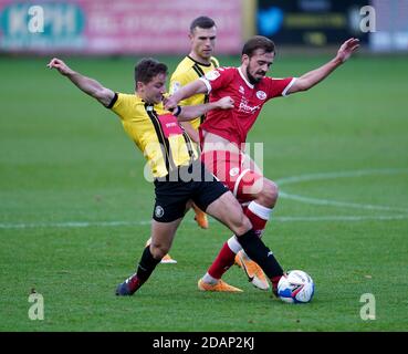 Harrogate Town Josh Falkingham (links) und Crawley Town Jack Powell Kampf um den Ball während der Sky Bet League zwei Spiel im EnviroVent Stadium, Harrogate. Stockfoto