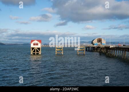 Der Pier mit den alten und neuen Rettungsbootstationen, die Mumbles, Gower Peninsula, in der Nähe von Swansea, South Wales, Großbritannien Stockfoto