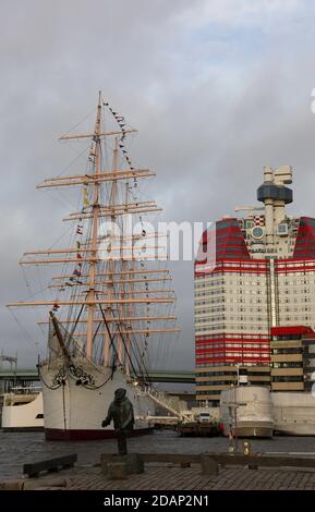 Evert Taube Statue und Barken Viking Boot bei Lilla Bommen Hafen in Göteborg Stockfoto