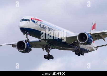 British Airways Airbus A350 Jet-Linienflugzeug G-XWBC bei der Landung am Flughafen London Heathrow, Großbritannien, während der COVID 19-Sperre Stockfoto