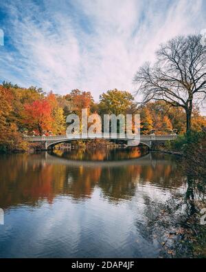 Die Bow Bridge mit Herbstfarbe, im Central Park, Manhattan, New York City Stockfoto
