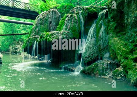 Seitenansicht des Bigar Wasserfalls, Naturschutzgebiet in den Anina Bergen Stockfoto