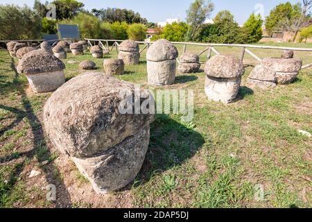 Einige etruskische Grabsteine in Tarquinia (Italien) Stockfoto