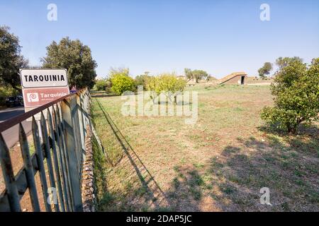 Tarquinia, Italien - 18. september 2020: Gebiet der etruskischen Nekropole von Tarquinia und Straßenschild Stockfoto