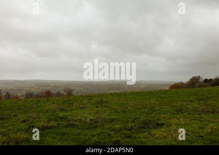 Eine malerische Aussicht von Denbies Hillside, Misty, Surrey Hills, England, Großbritannien, Herbst 2020 Stockfoto