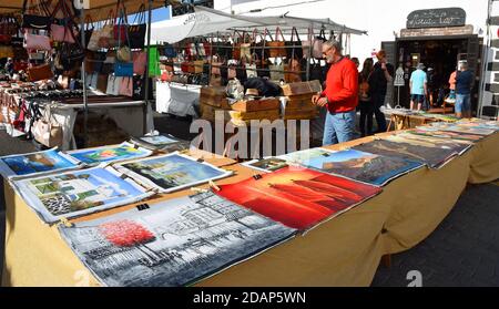 Markt Händler verkaufen Malerei in Teguise Markt. Stockfoto