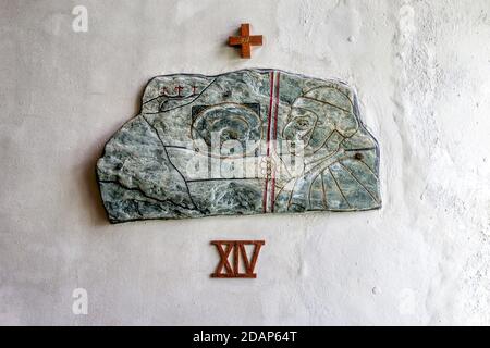 Garrynamonie Kirche, Süd-Uist. Stationen des Kreuzes von Canon Calum MacNeill mit lokalen Schiefer. Gezeigt ist Station 14 Christus ist in das Grab gelegt. Stockfoto