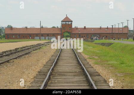 Eingangsgebäude und Eisenbahnlinie des ehemaligen Konzentrationslagers Birkenau in Auschwitz. Stockfoto