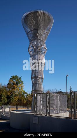 Auf der Esplanade-Brücke, einer von vier Pfosten, Säulen-Skulpturen aus Edelstahl von Cliff Garton, genannt Leuchtkörper. Ab 2020. In Rosslyn, EIN Stockfoto