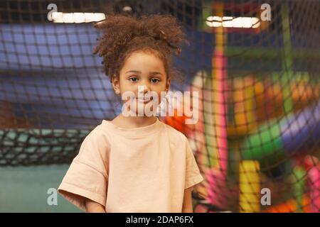 Porträt von afrikanischen hübschen Kind Blick auf die Kamera stehen in Vergnügungspark Stockfoto