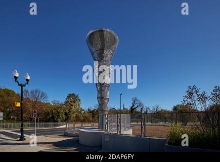 Auf der Esplanade-Brücke, einer von vier Pfosten, Säulen-Skulpturen aus Edelstahl von Cliff Garton, genannt Leuchtkörper. Ab 2020. In Rosslyn, EIN Stockfoto