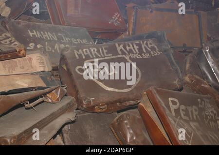 Stapel von Koffern der von den Nazis ermordeten Gefangenen Im Konzentrationslager Auschwitz Stockfoto