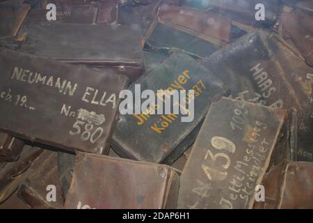 Stapel von Koffern der von den Nazis ermordeten Gefangenen Im Konzentrationslager Auschwitz Stockfoto