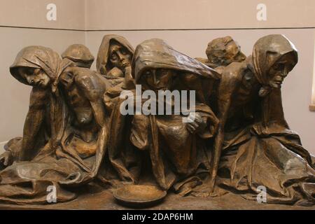 Gedenkstatue für die Holocaust-Opfer im Museum in Auschwitz. Stockfoto