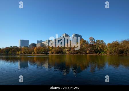 Der Blick auf die Skyline der Innenstadt von Rosslyn von der anderen Seite des Potomac Flusses im Herbst, Herbst mit wechselnden Blättern. In Rosslyn, Arlington, Virginia. Stockfoto