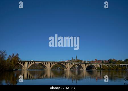 Der Blick auf die Francis Scott Key Brücke und Georgetown über den Potomac Fluss. Vom Theodore Roosevelt Park. Stockfoto