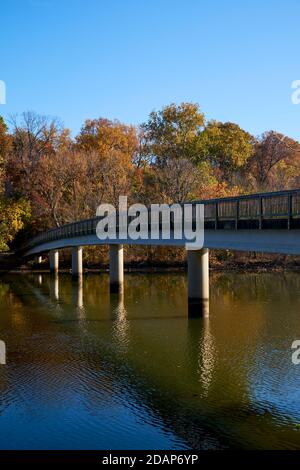 Der Eingang zum Theodore Roosevelt Park, der über einen Fußgängerweg über den Potomac-Fluss erreicht wird. In Rosslyn, Arlington, Virginia. Stockfoto