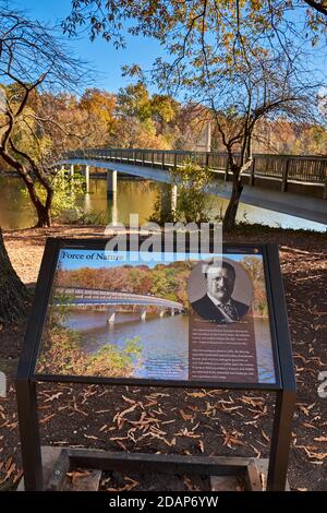 Ein Schild markiert den Eingang zum Theodore Roosevelt Park, der über einen Fußgängerweg über den Potomac-Fluss erreicht wird. In Rosslyn, Arlington, Virginia. Stockfoto