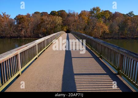 Der Eingang zum Theodore Roosevelt Park, der über einen Fußgängerweg über den Potomac-Fluss erreicht wird. In Rosslyn, Arlington, Virginia. Stockfoto