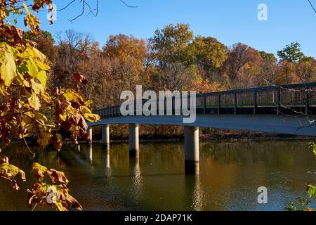 Der Eingang zum Theodore Roosevelt Park, der über einen Fußgängerweg über den Potomac-Fluss erreicht wird. In Rosslyn, Arlington, Virginia. Stockfoto