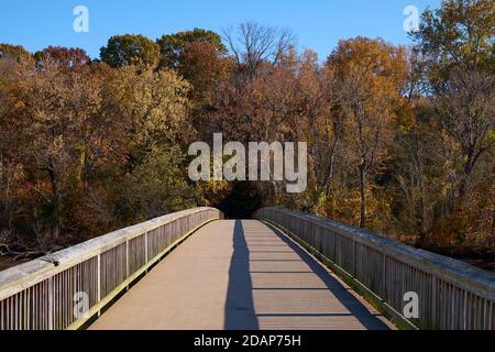 Der Eingang zum Theodore Roosevelt Park, der über einen Fußgängerweg über den Potomac-Fluss erreicht wird. In Rosslyn, Arlington, Virginia. Stockfoto