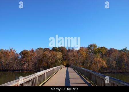 Der Eingang zum Theodore Roosevelt Park, der über einen Fußgängerweg über den Potomac-Fluss erreicht wird. In Rosslyn, Arlington, Virginia. Stockfoto