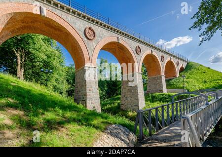 BYTOW, POMMERSCHE PROVINZ, POLEN. Historische Eisenbahnbrücke über den Fluss Boruja aus dem 19. Jahrhundert. Stockfoto