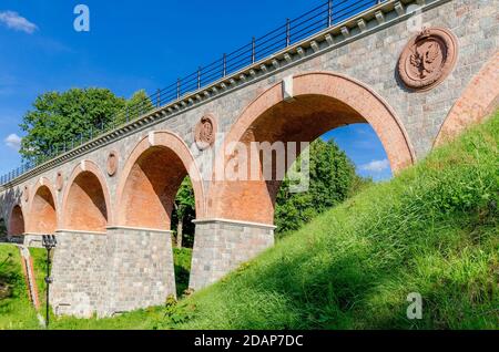 BYTOW, POMMERSCHE PROVINZ, POLEN. Historische Eisenbahnbrücke über den Fluss Boruja aus dem 19. Jahrhundert. Stockfoto