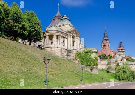 STETTIN, PROVINZ VORPOMMERN, POLEN. Südliches Ende des Waly Chrobrego - Hakenterrasse (Haken Terrace), Bürogebäude der Woiwodschaft im Backgro Stockfoto