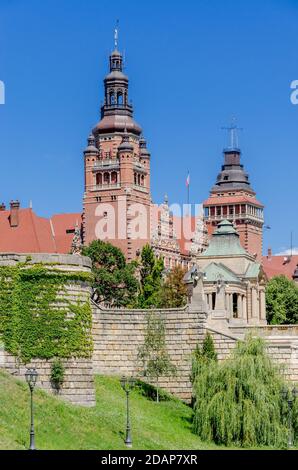STETTIN, PROVINZ VORPOMMERN, POLEN. Südliches Ende des Waly Chrobrego - Hakenterrasse (Haken Terrace), Bürogebäude der Woiwodschaft im Backgro Stockfoto