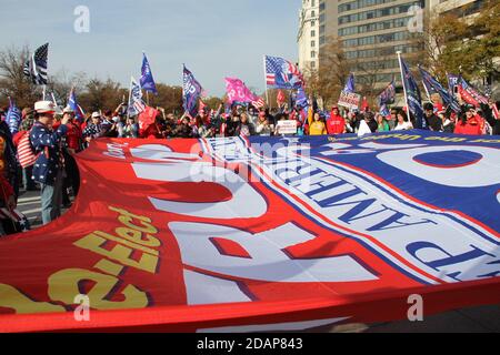 Washington DC, USA. November 2020. Trump-Anhänger versammeln sich in einem MAGA-Millionen-Marsch am Freedom Plaza in Washington DC, um ihre Unterstützung für Trump zu zeigen und gegen das Ergebnis der Präsidentschaftswahl zu protestieren, das sie als betrügerisch anführen. Quelle: Niyi Fote/TheNEWS2/ZUMA Wire/Alamy Live News Stockfoto