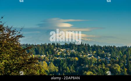 Untertassenförmige Wolken schweben über Mount Rainier im Staat Washington. Stockfoto