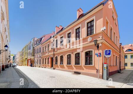 BYDGOSZCZ, KUJAWIEN-POMMERN PROVINZ, POLEN: Jezuicka Straße in der Altstadt. Stockfoto