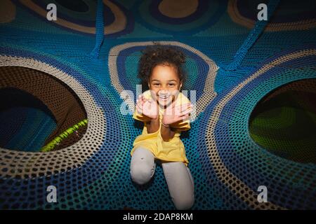 Glücklich afrikanisches Mädchen lächelt an der Kamera beim Spielen in der Unterhaltung parken Stockfoto
