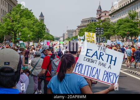 Demonstranten halten Schilder bei der Demonstration des Klimawandels in Washington, DC, USA. Stockfoto