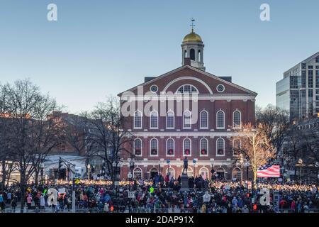 Massen von Demonstranten bei der Demonstration in Boston, Massachusetts, USA, um das Gesundheitswesen zu schützen genannt Obamacare. Stockfoto