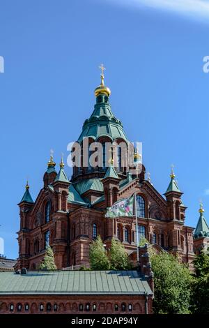 Uspenski Kathedrale aus rotem Backstein mit grünen Kuppeln und goldenen Kreuzen Stockfoto