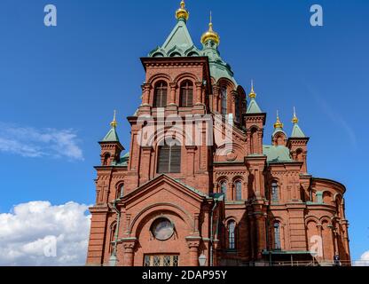 Uspenski Kathedrale aus rotem Backstein mit grünen Kuppeln und goldenen Kreuzen Stockfoto