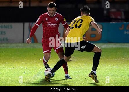 Harrogate Town Connor Hall (rechts) und Crawley Town Tyler Frost Kampf um den Ball während der Sky Bet League zwei Spiel im EnviroVent Stadium, Harrogate. Stockfoto