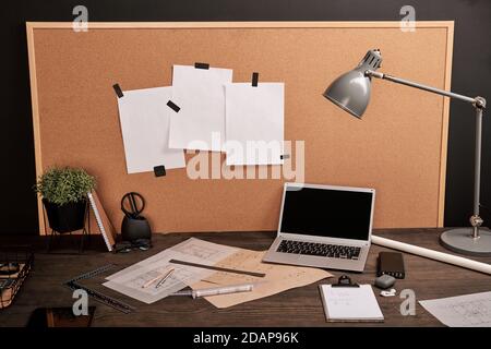Arbeitsplatz des modernen Ingenieurs mit Papieren auf Karton in Vorderseite des Tisches Stockfoto